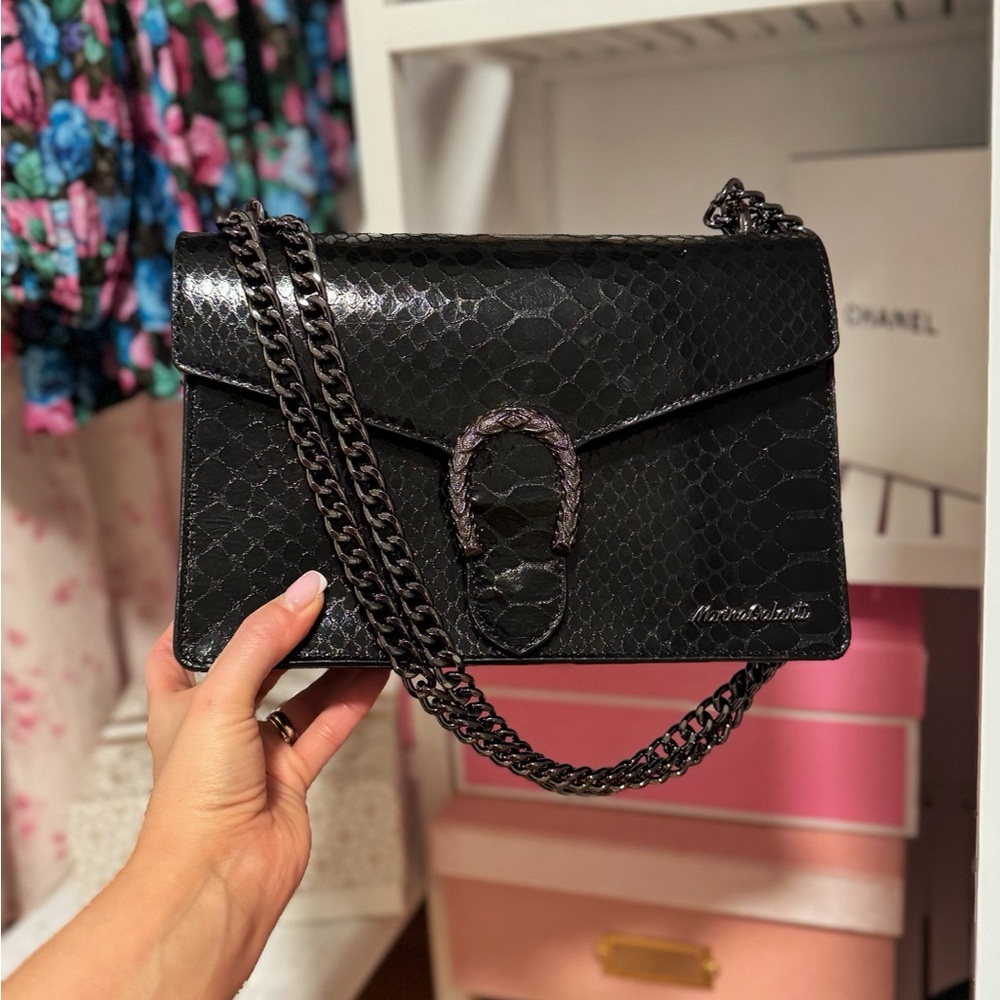 Beautiful Italian purse made with 100% genuine leather